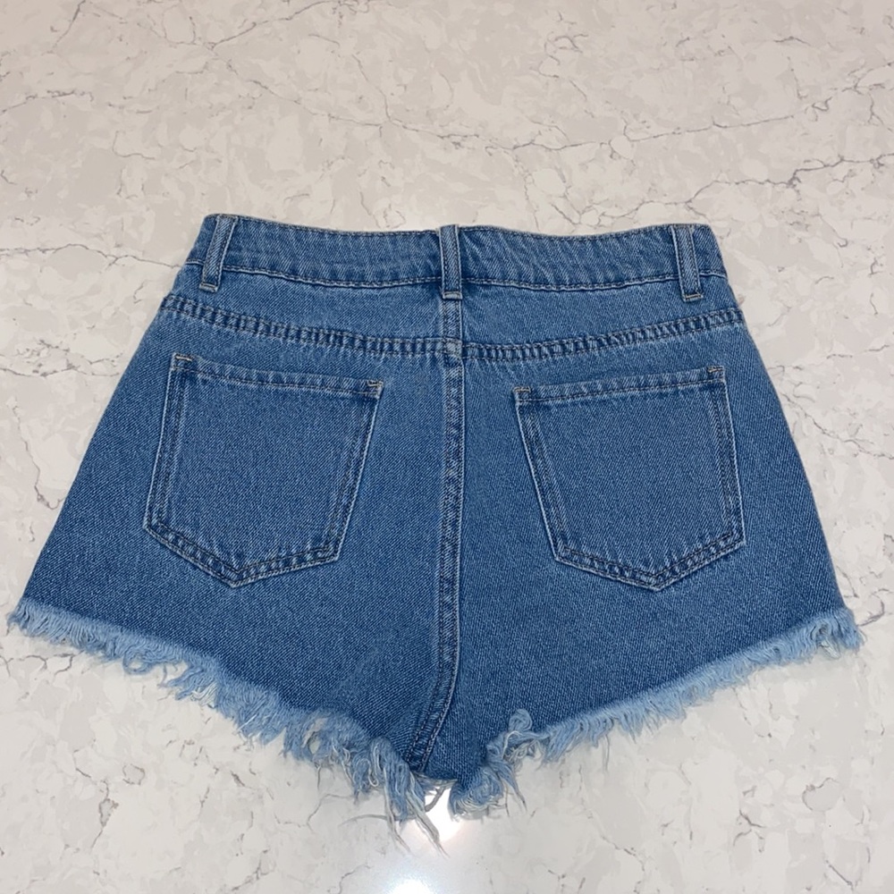 NWOT NEVER WORN LIGHT RIPPED TRENDY JEAN SHORTS - Picture 6 of 6
